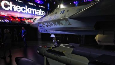 В Дубай бяха представени повече от 160 летателни машини на