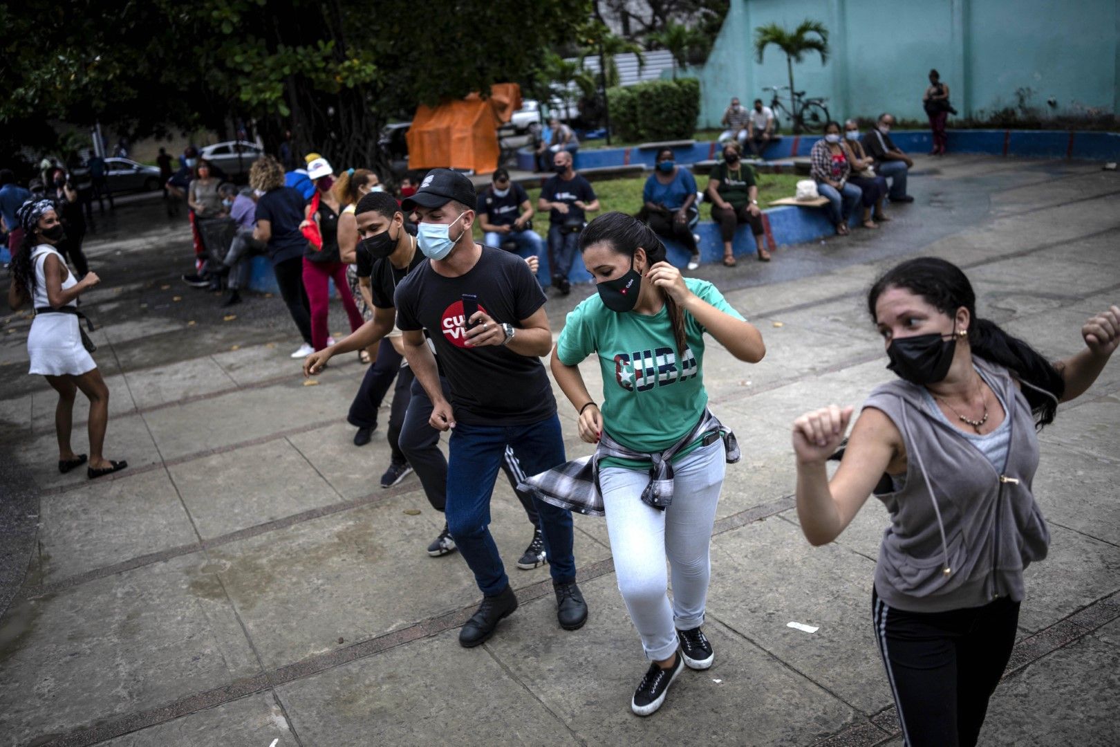 Млади кубинци танцуват в Хавана на 14 ноември, ден преди планирания протест, който не се проведе