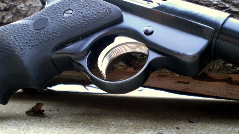 65-годишен мъж се е прострелял със собствения си пистолет 22