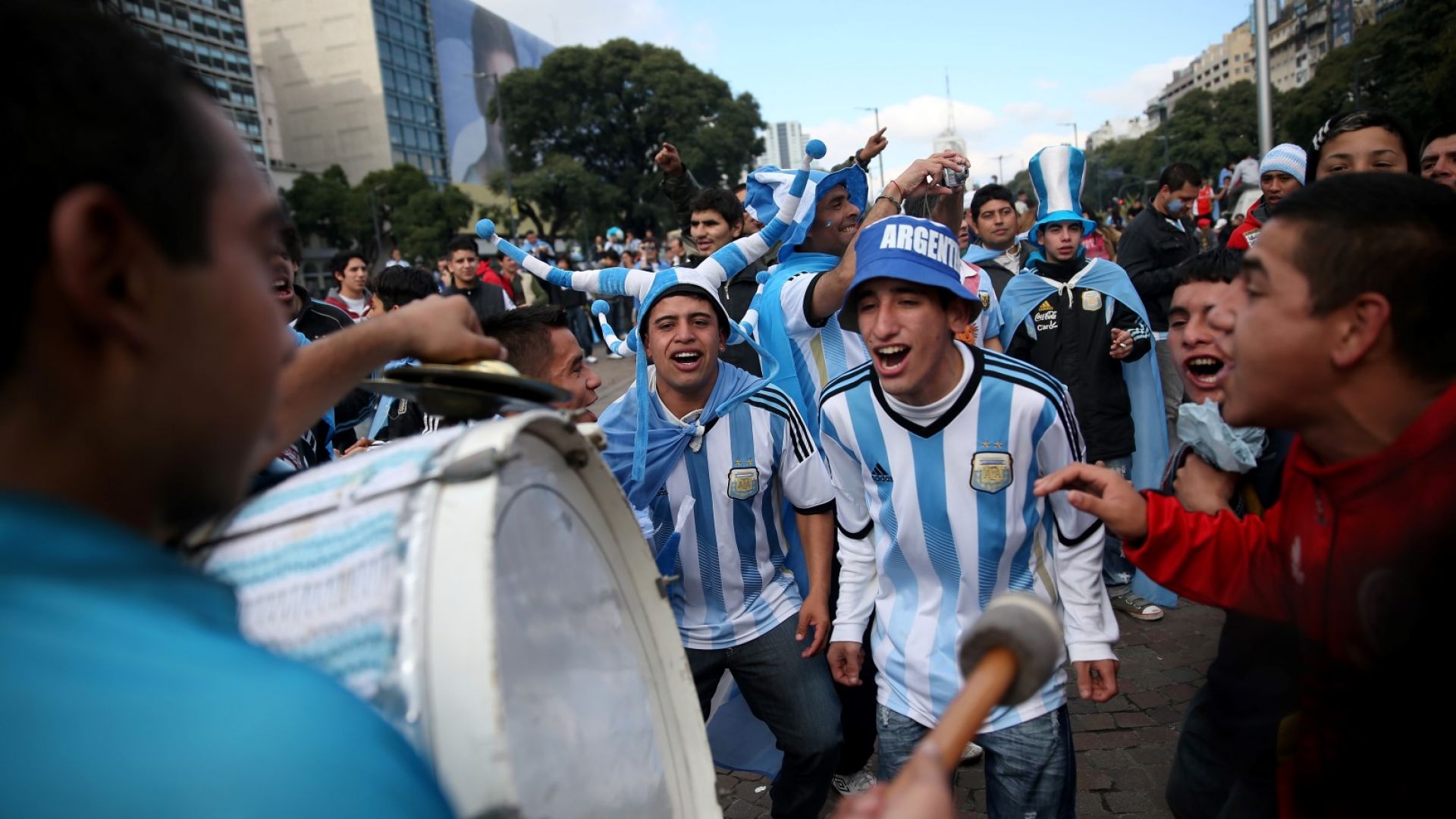 Километрични опашки и сблъсъци в истерията за билети преди Аржентина - Бразилия