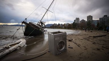 Хиляди евакуирани и без ток стотици блокирани в колите си