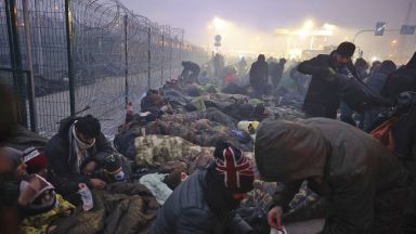 Беларус извози 100 мигранти от границата с Полша, хиляди са пред оградата