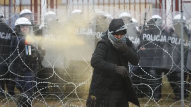 Полските сили за гранична охрана съобщиха че са били нападнати