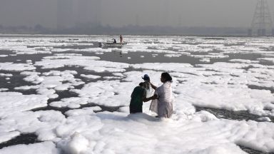 Токсична пяна покри свещената река Ямуна в Индия но вярващите