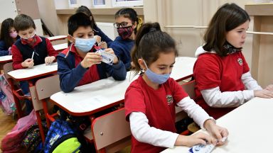 Близо 408 000 или почти 60 процента от учениците в