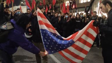 Гръцки демонстранти запалиха американското знаме пред сградата на консулството на