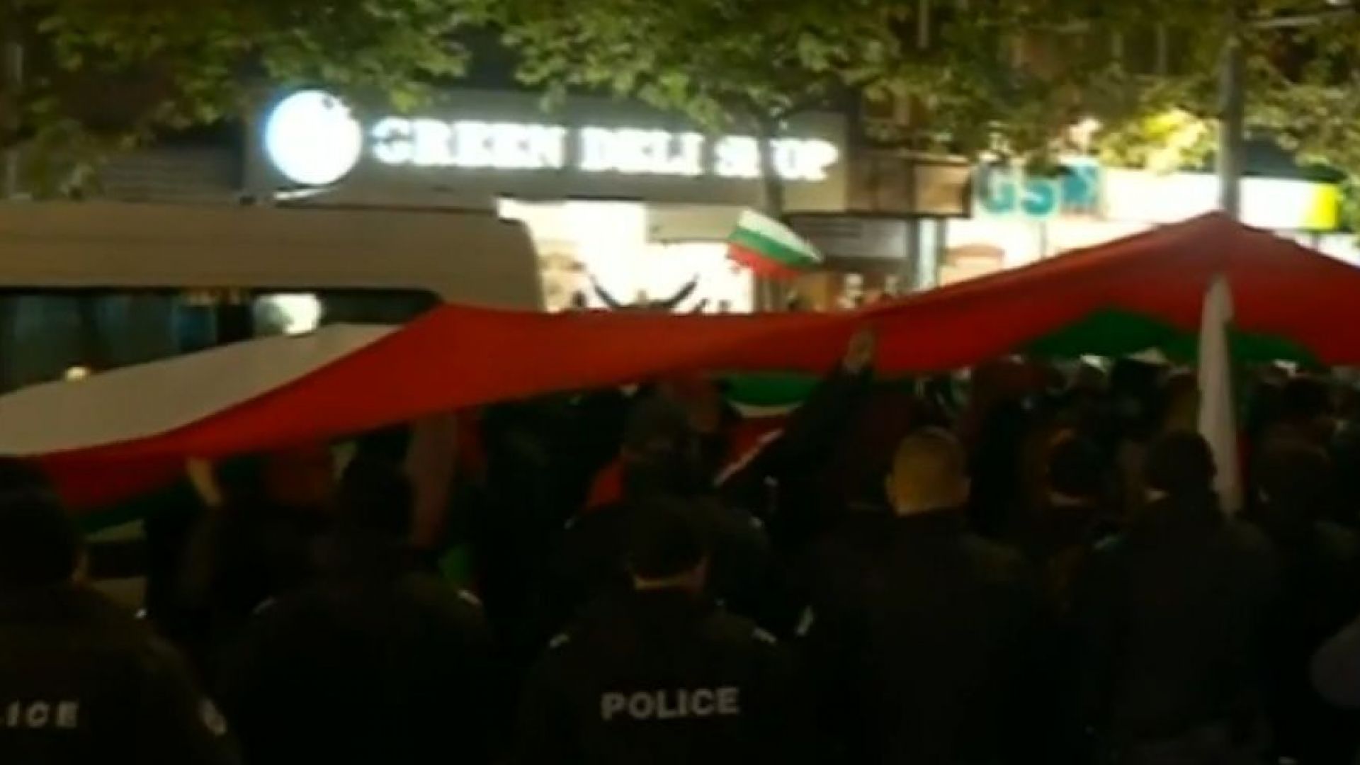 Протест и напрежение пред турското посолство, блокирано е движението (видео)