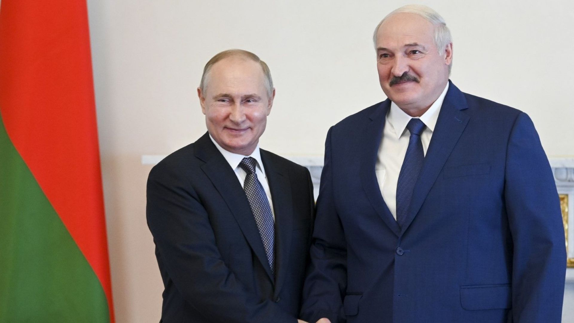 Путин посреща Лукашенко в Кремъл, може да обсъждат спиране на огъня в Украйна 