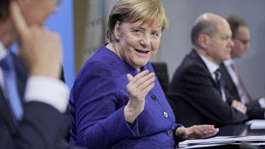 Изпълняващият длъжността канцлер на Германия Ангела Меркел и 16 те