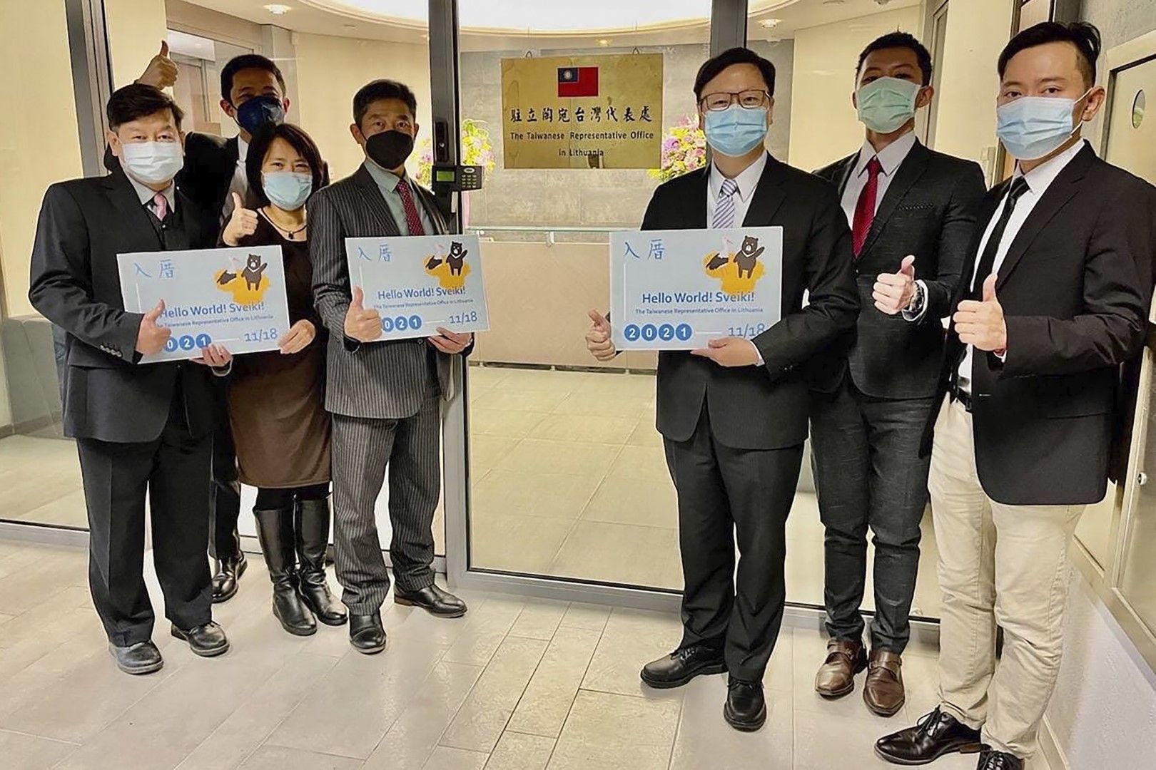 Представителите на Тайван в Литва позират пред офиса си във Вилнюс