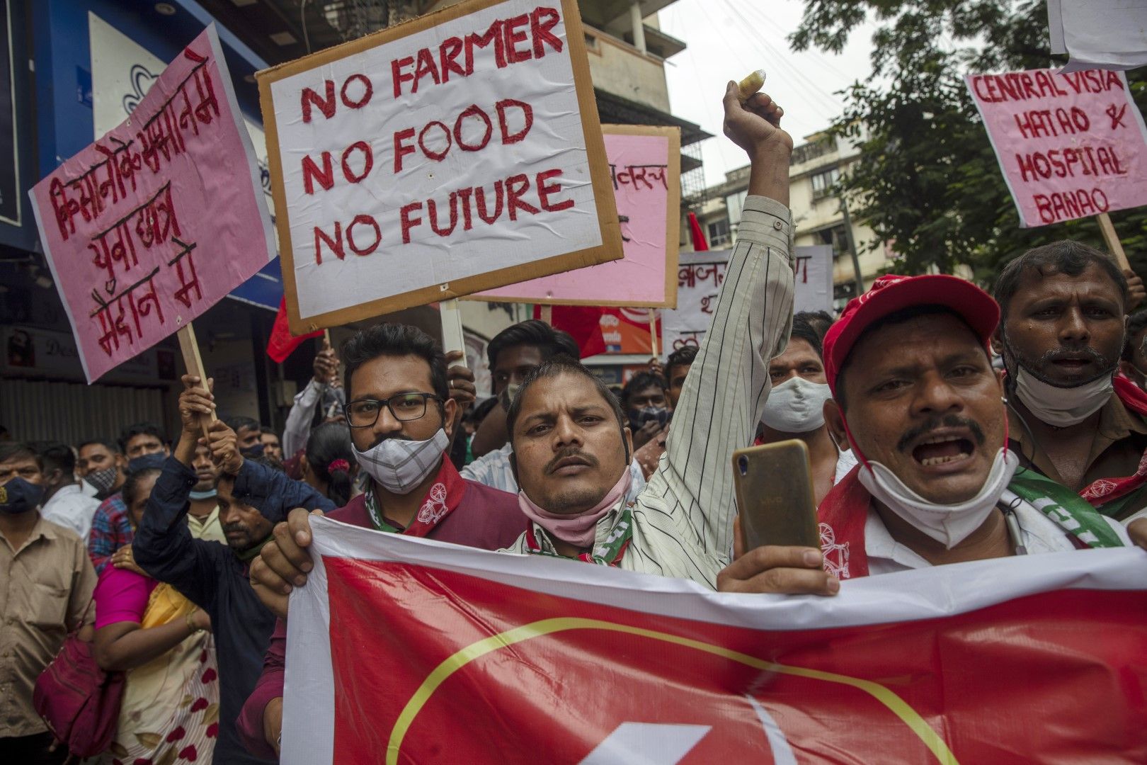 Членове на комунистическата партия на Индия по време на протест срещу земеделските закони в Мумбай, Индия, понеделник, 27 септември 2021 г. 