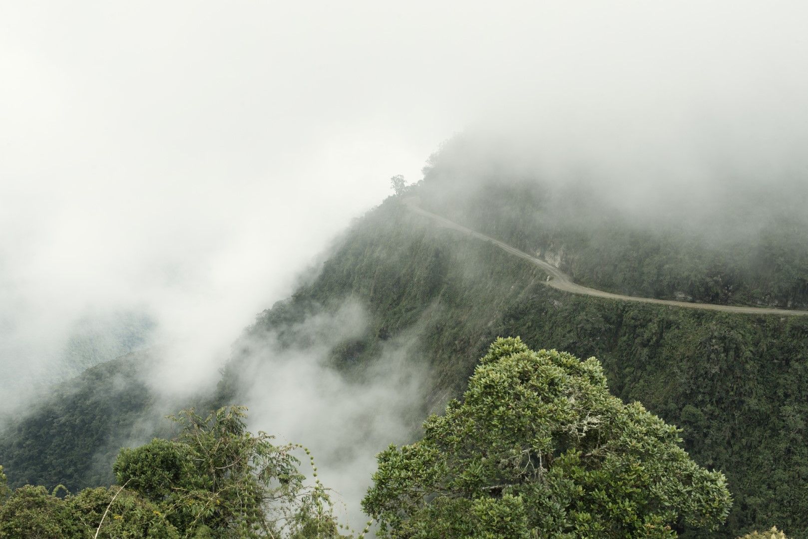 Пътят на смъртта в Боливия често е обвит в мъгла или видимостта е влошена от дъжд