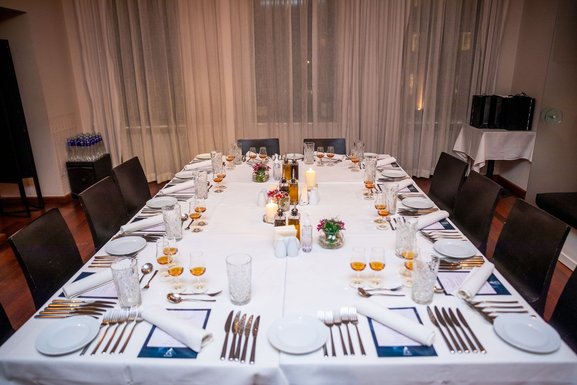 Ето така изглеждааше масата на специалната гала вечеря за успешни мъже! 