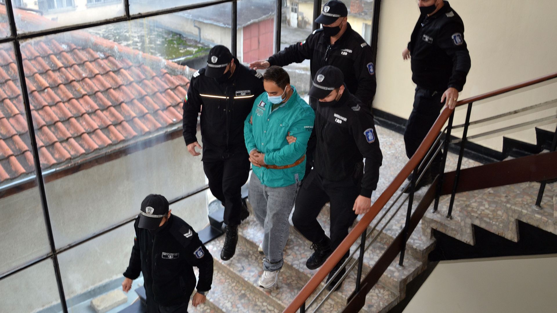 Рецидивистът, който изнасили и подпали братовчедка си, призна вината си, но остава в ареста