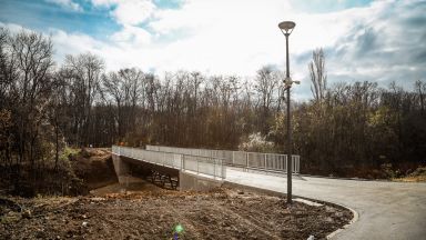 Благоустрояване на над 10 декара паркова територия и нов пешеходен