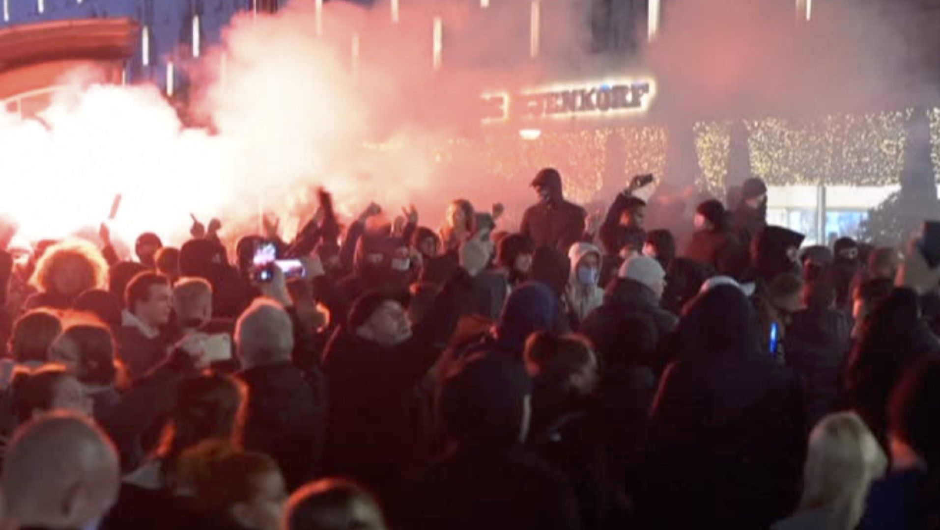 Тълпи демонстранти подпалваха автомобили и хвърляха камъни и фойерверки по полицаите