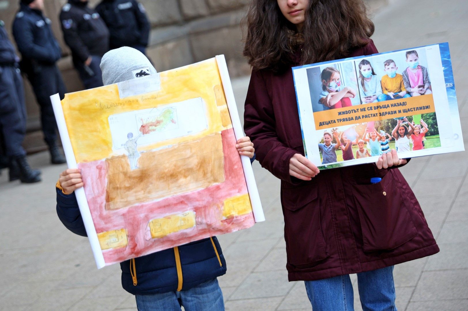 Деца и родители оставиха "посланията" си - рисунки и плакати пред сградата на Министерство на здравеопазването