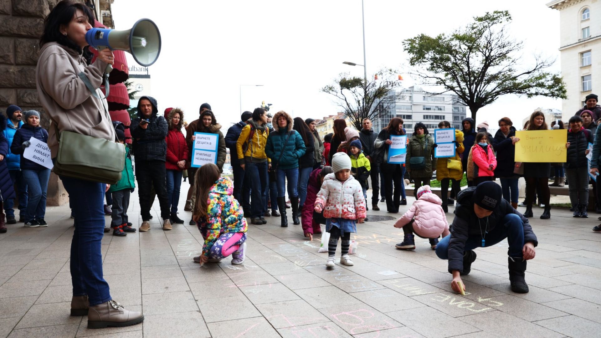 Родители протестираха с искане децата да се върнат в училище незабавно