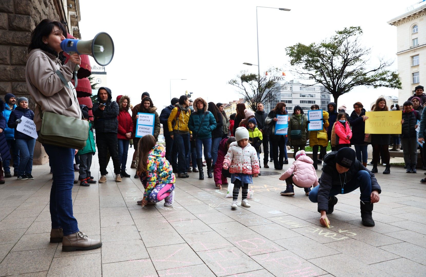 В столицата, пред президентството, се проведе протест на родители под надслов "Върнете незабавно децата в училище"