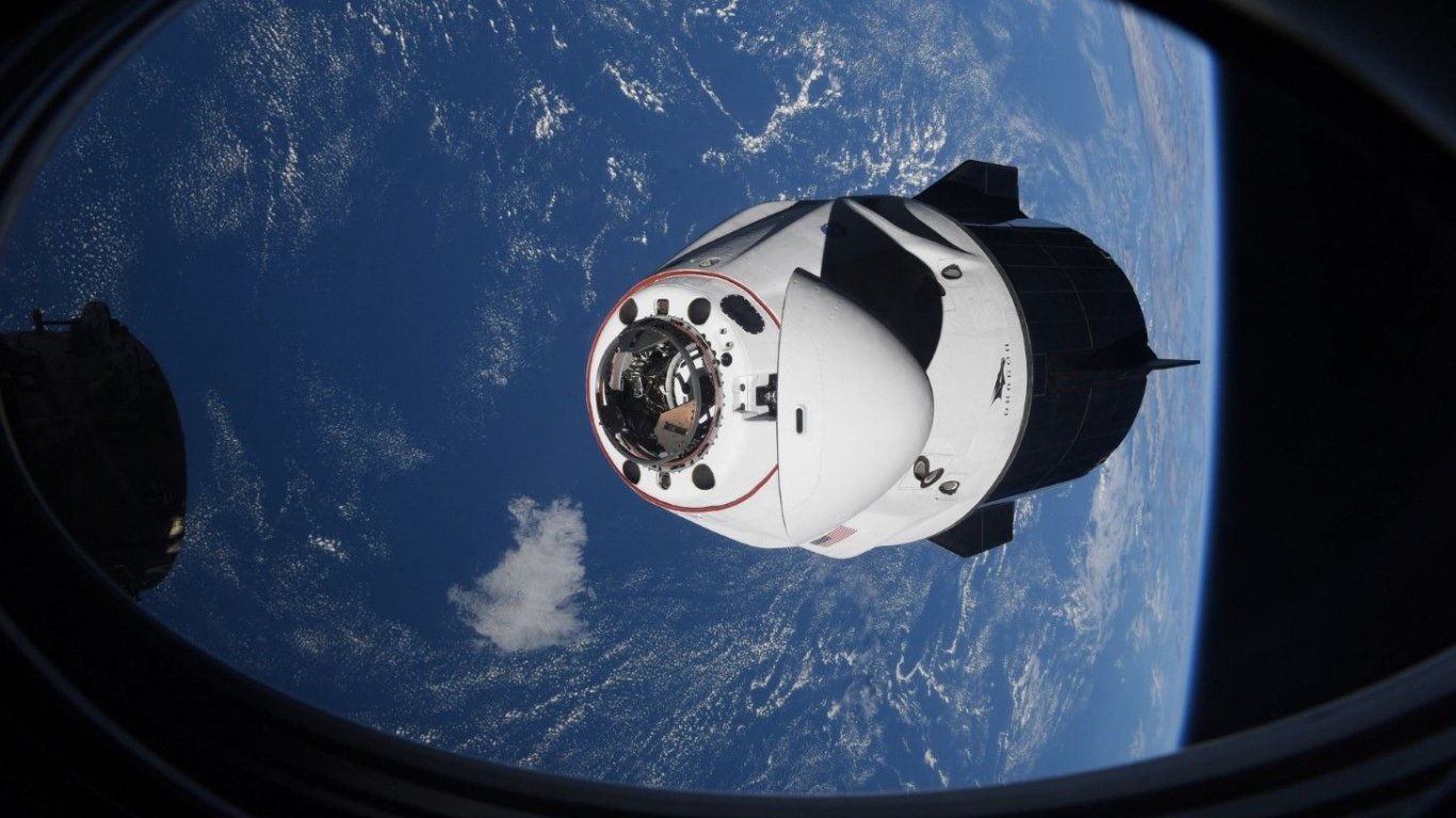 Видео разкрива как капсулата на SpaceX се прикача към МКС