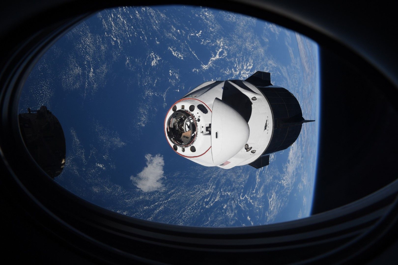 Капсулата на SpaceX Crew Dragon се приближава до Международната космическа станция - МКС - за скачване. НАСА смята, че МКС остава изложена на повишен риск от орбитални отломки след изпитанието на руските оръжия тази седмица. В понеделник, 15 ноември 2021 