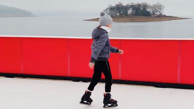 Ледена пързалка разположена на брега на язовир Батак от днес