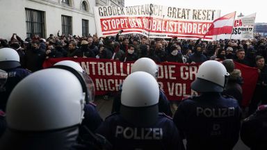 Десетки хиляди демонстранти протестират днес във Виена срещу ограничителните мерки