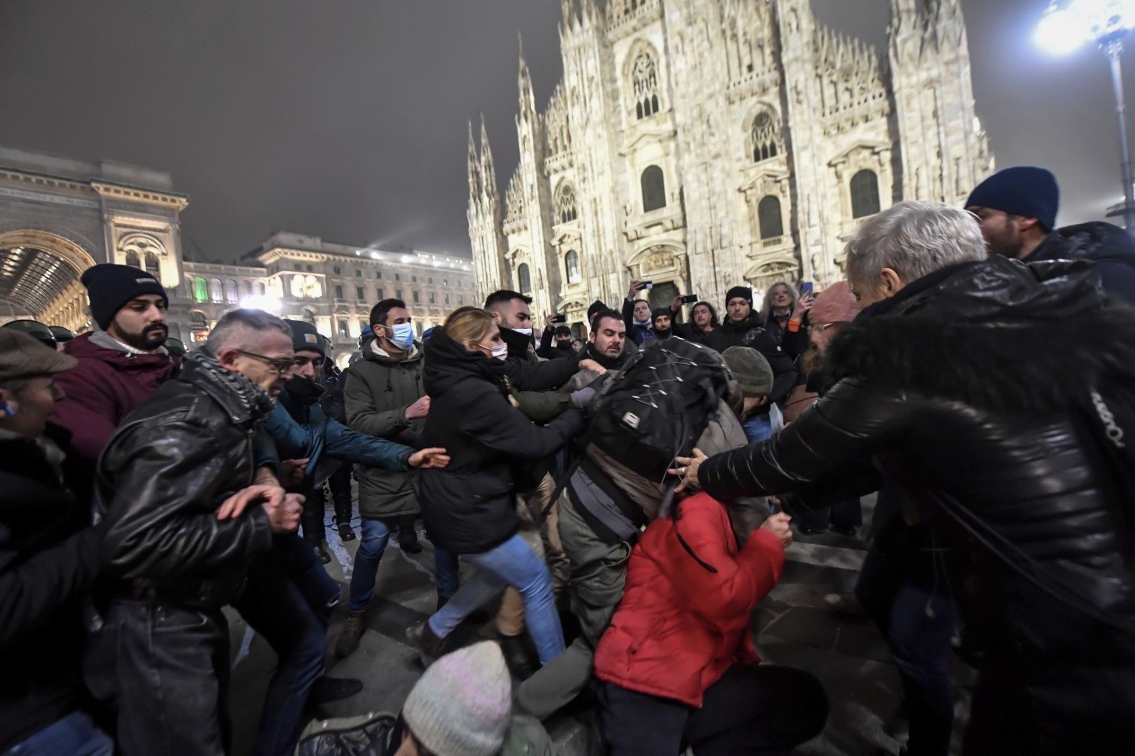 Сблъсъци на площад Дуомо в Милано; здравната криза все повече настройва граждани срещу граждани - ваксинираните срещу неваксинираните