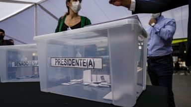 Чилийците избират днес нов президент две години след масовите протести