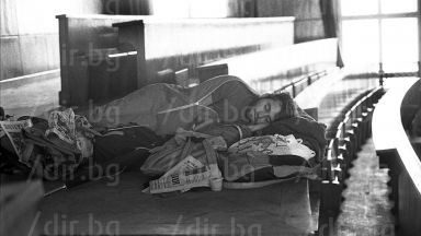 През 1990 г събитията в България врят и кипят Разпуснат