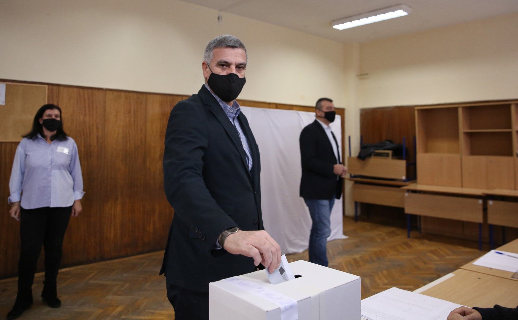 Служебният премиер Стефан Янев упражни правото си на глас в СИК 8 в училище 108 СУ “Никола Беловеждов”