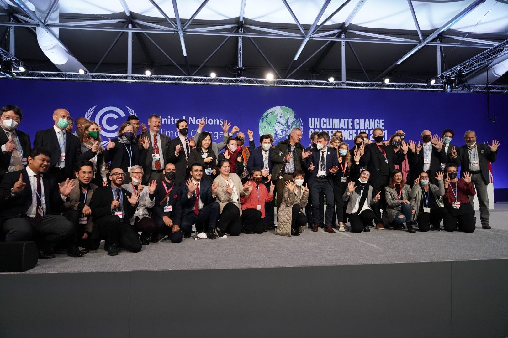 Делегати от различни страни по време на пленарна сесия на 13 ноември на срещата за климата в Глазгоу