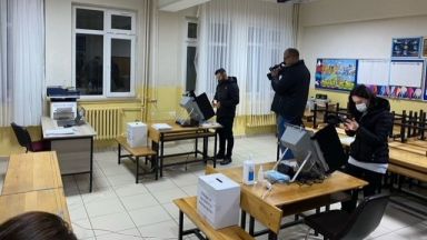 При много ниска избирателна активност започна изборният ден за балотажа