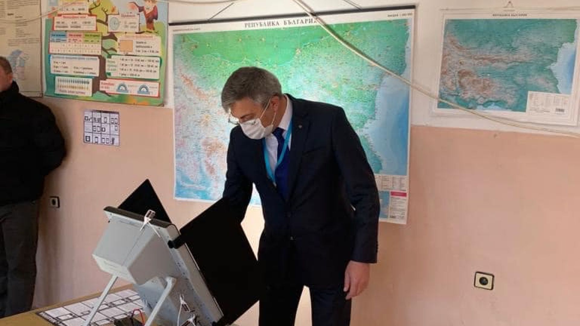 Карадайъ гласува за президент, запази мълчание