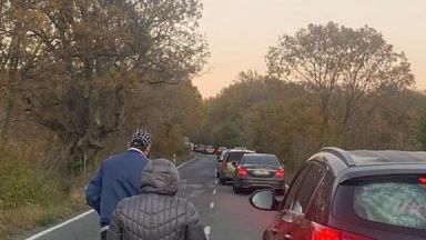 Седем души пострадаха при челен сблъсък на пътя Бургас