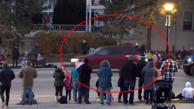 Автомобил се вряза в коледен парад в американския град Уокешо,