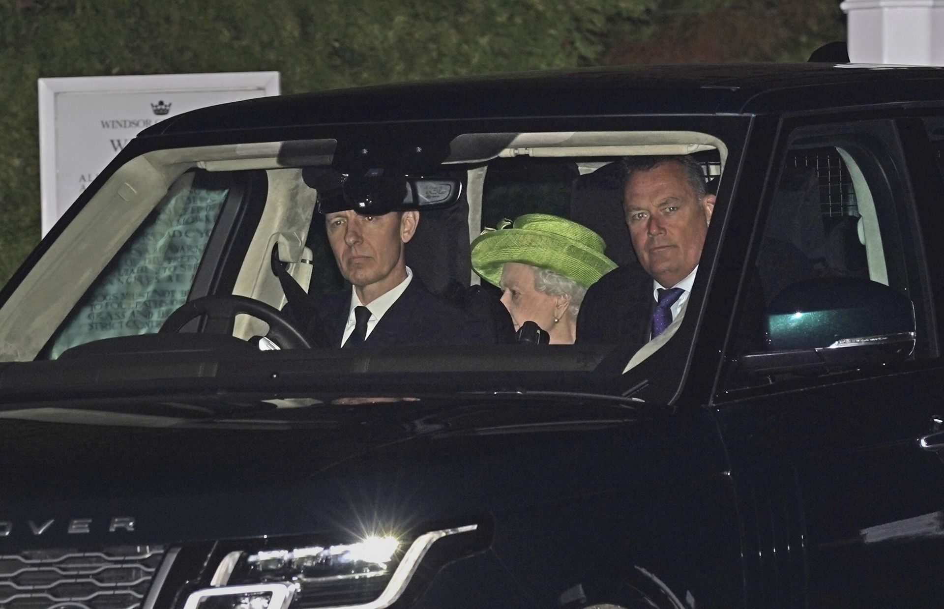 Кралица Елизабет със своите шофьори след кръщенето