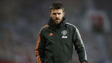 Юнайтед избира между две легенди за временен треньор ... след временния