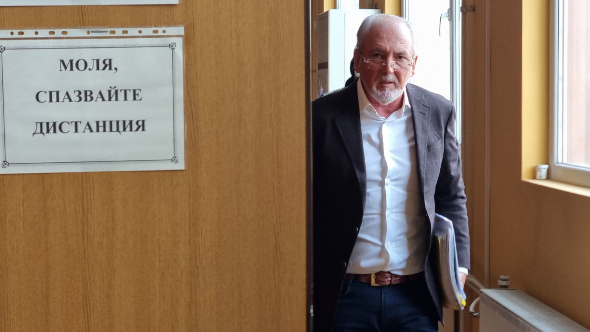 Охрана изведе Лютви Местан от съдебната зала след скандал