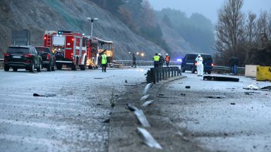 Несъобразена скорост и заблуда на водача вероятно са причинили автобусната