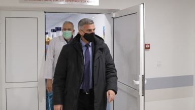 Министър председателят Стефан Янев посети в Пирогов настанените по спешност седем