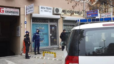 Полицейски служители охраняват централата в Скопие на туристическата агенция Беса