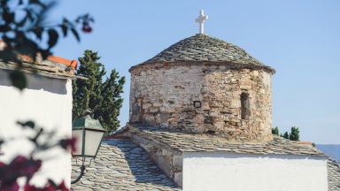 Изискването за зелен сертификат за влизане в църква опразни храмовете