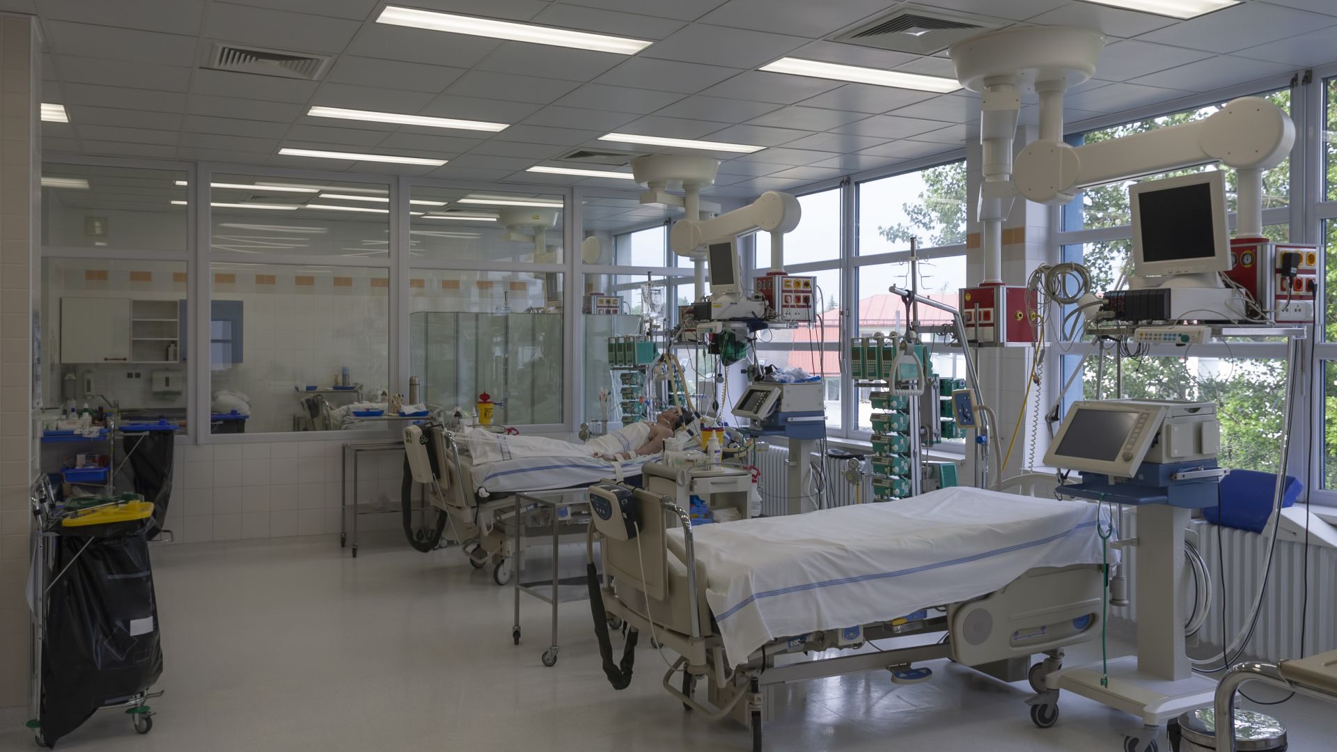 Сериозен натиск върху болниците в Нидерландия: Транспортират COVID пациенти в Германия
