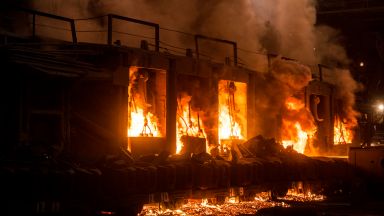 22 ма души пострадаха при пожар във фабрика за мебели в