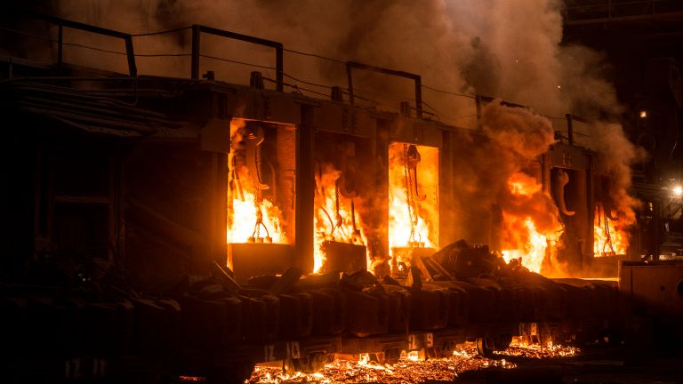 22-ма души пострадаха при пожар във фабрика за мебели в