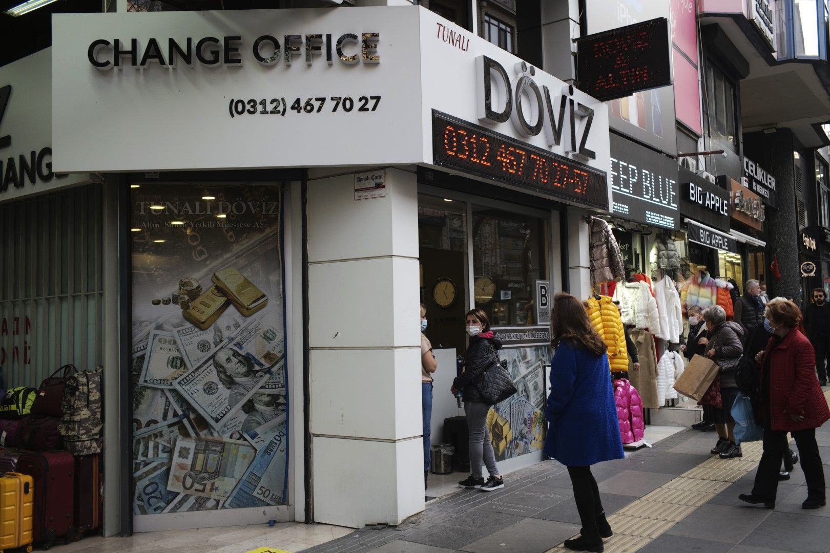 Хора минават покрай обменно бюро в Анкара. Курсът на лирата продължава да пада