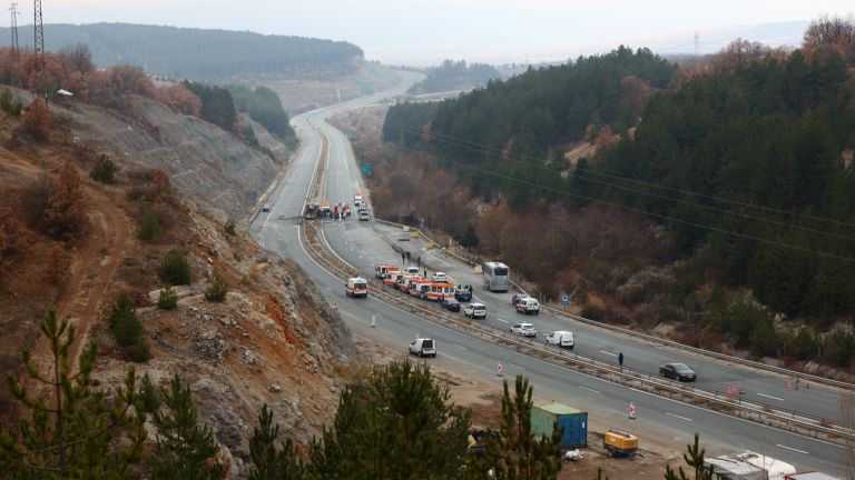 Двама от ранените пътници при автобусната катастрофа в България -