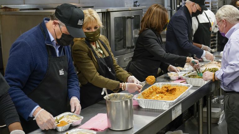 Американският президент Джо Байдън и съпругата му Джил помогнаха в