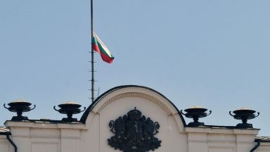 България сваля наполовина знамената в петък - в знак на съпричастност с Турция и Сирия